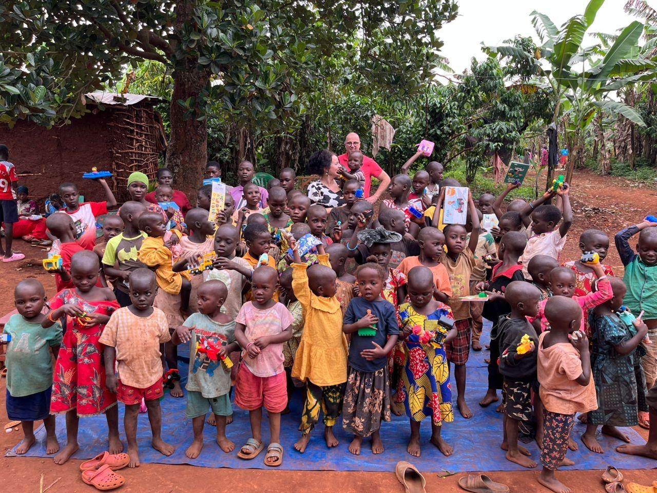 Groepsfoto van jongeren in Oeganda